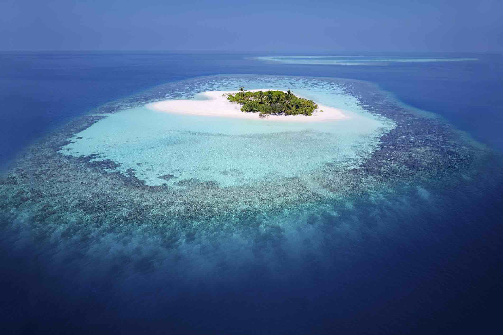 atollo maldiviano paradisiaco visto da alto