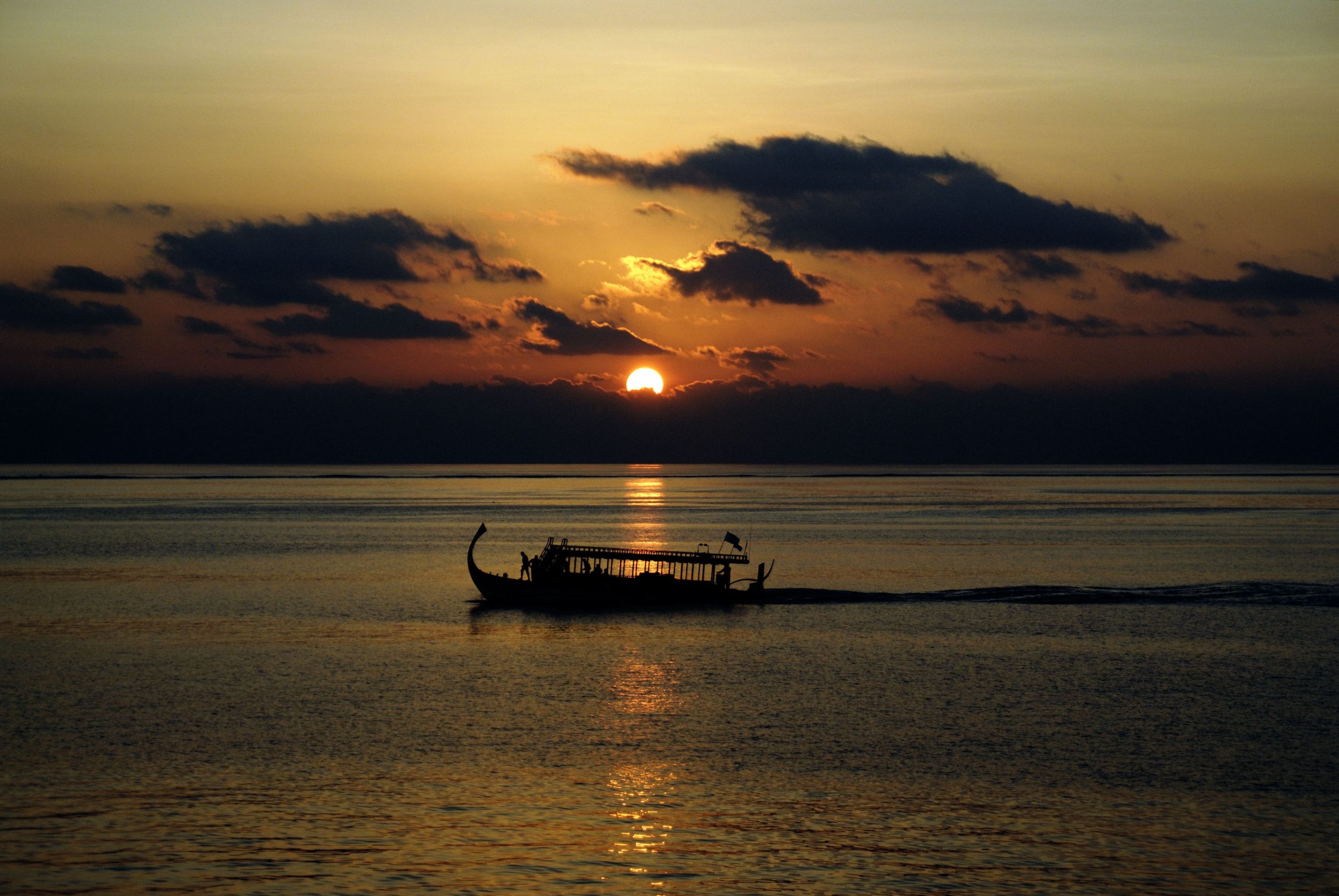 Maldive deep south crociera sub tramonto