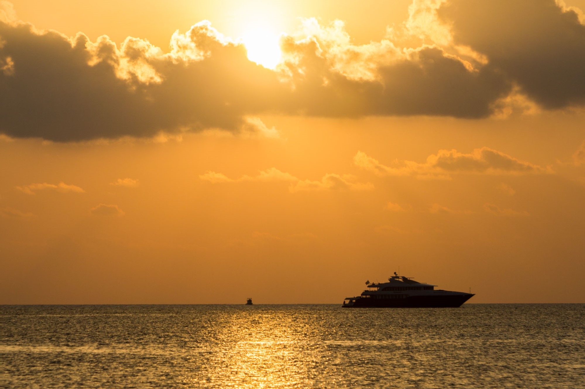 Mar Rosso oceano crociera sub tramonto